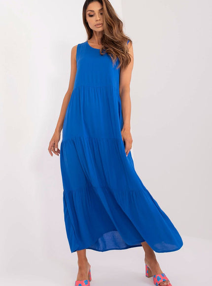 Robe casual bleue fluide longue sans manches idéale pour plage ou journée détente, silhouette droite et confortable.