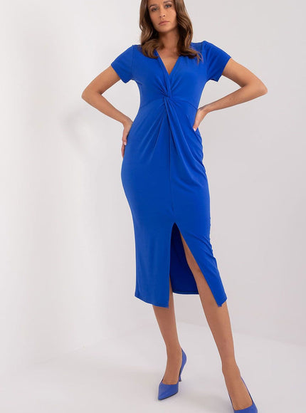 Robe bleue chic midi moulante avec manches courtes, idéale pour cocktail ou soirée, silhouette élégante et féminine.