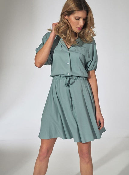 Robe verte casual midi à manches courtes avec ceinture assortie pour une tenue décontractée et chic.