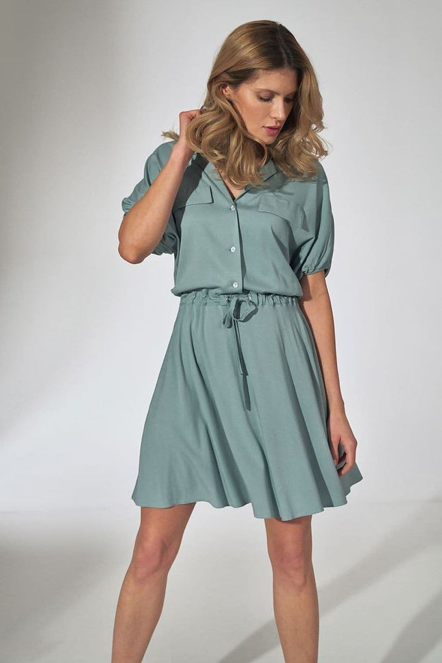 Robe verte casual midi à manches courtes avec ceinture assortie pour une tenue décontractée et chic.