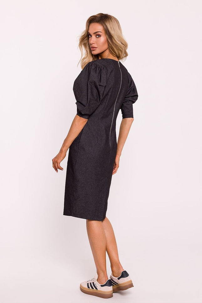 Robe noire midi chic pour cocktail, style sobre avec manches courtes et silhouette droite.