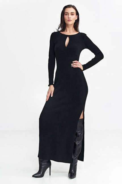 Robe noire soirée chic longue avec fente, manches longues et détail décolleté pour gala ou cocktail.