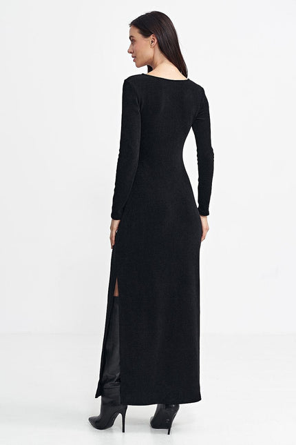 Robe noire longue moulante avec manches longues et fente latérale pour soirée élégante.