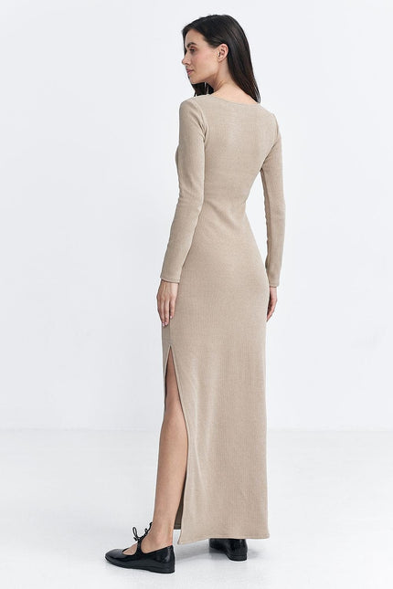 Robe beige longue avec manches longues et fente latérale pour une soirée chic ou un cocktail.