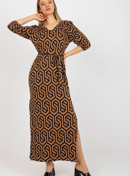 Robe soirée chic marron longue avec manches mi-longues et motif géométrique, idéale pour événement élégant.