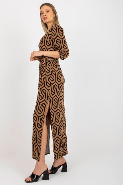 Robe soirée chic marron longue à motif géométrique avec manches trois-quarts et fente avant pour un look élégant.