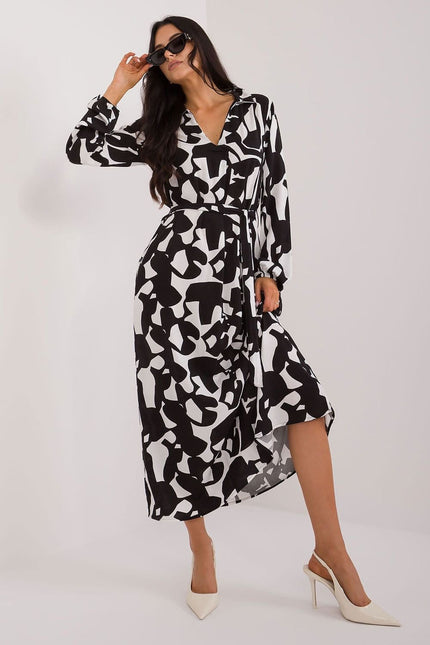 Robe noire et blanche à motif géométrique, style chemise, manches longues, midi, pour cocktail ou travail.