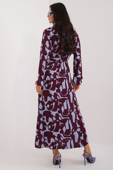 Robe bordeaux à motifs blancs, style soirée chic, longue avec manches longues pour femme.