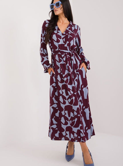 Robe bordeaux à motif blanc, style bohème chic, manches longues, longueur midi pour cocktail ou soirée.