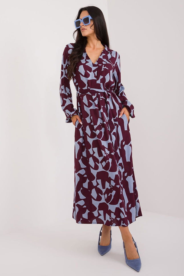 Robe bordeaux à motif blanc, style bohème chic, manches longues, longueur midi pour cocktail ou soirée.