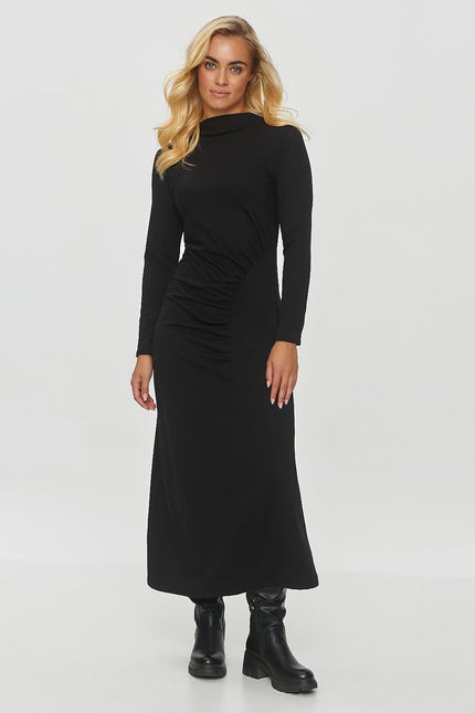 Robe noire longue chic à manches longues pour soirée élégante et événements.