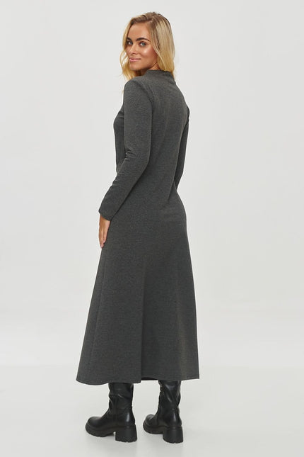 Robe pull noire longue avec manches longues pour soirée casual ou événement simple.