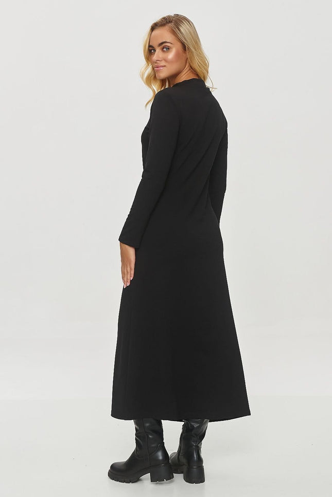 Robe noire longue manches longues style simple et chic pour soirée ou évènement casual.