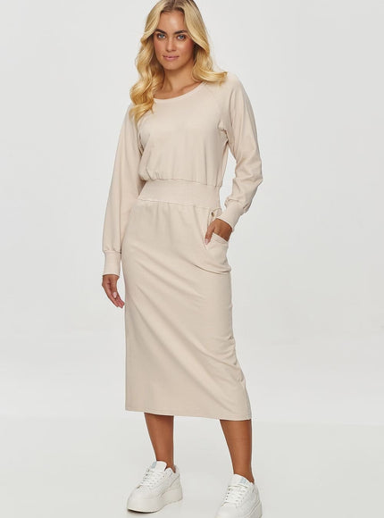 Robe beige casual manche longue midi pour femme, style confortable et quotidien.