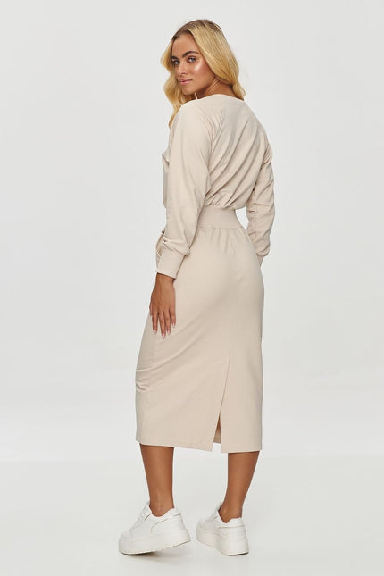 Robe beige midi casual chic avec manches longues et col rond pour soirée simple ou événement décontracté.