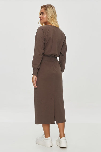 Robe midi marron casual manches longues pour femme, idéale en tenue de journée ou au bureau.