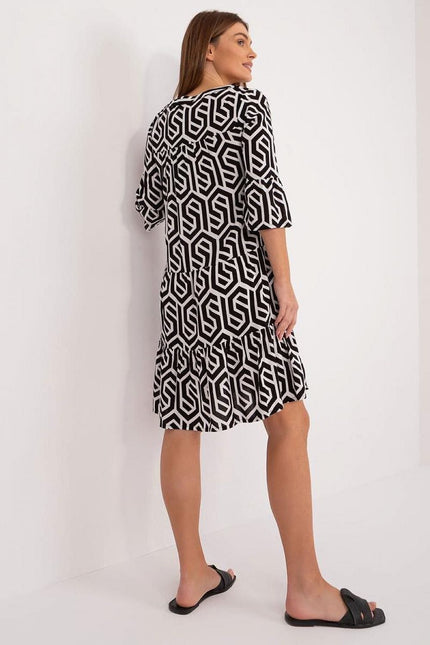 Robe midi trapèze noire et blanche à motif géométrique, manches courtes, idéale pour soirée chic ou cocktail.