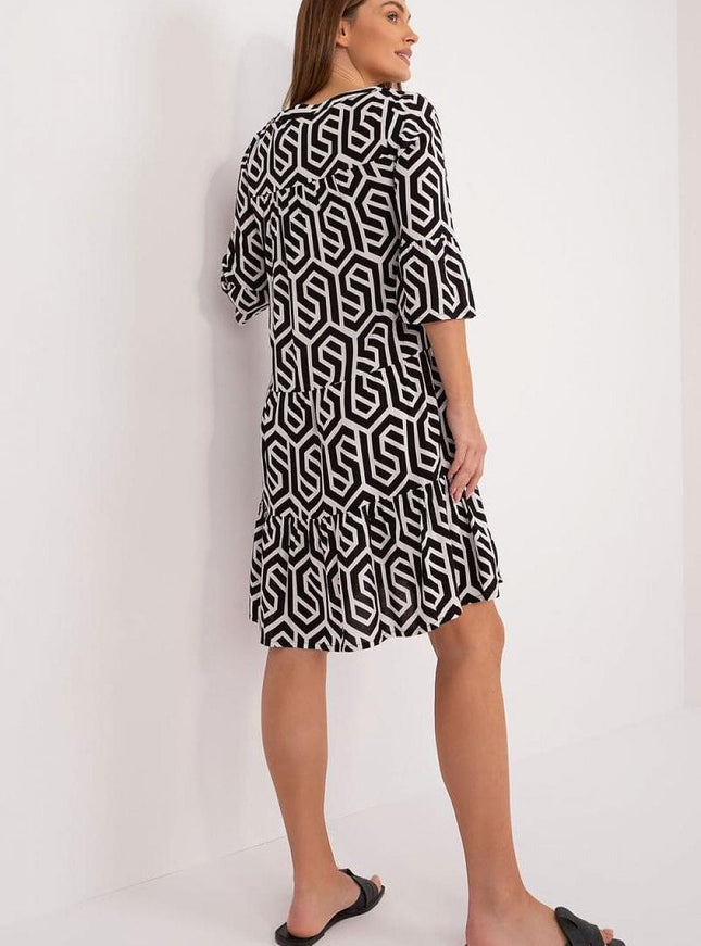 Robe midi trapèze noire et blanche à motif géométrique, manches courtes, idéale pour soirée chic ou cocktail.