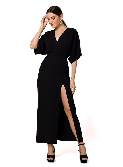 Robe soirée noire fendue longue, col en V, manches courtes pour gala ou nouvel an, silhouette élégante et sophistiquée.