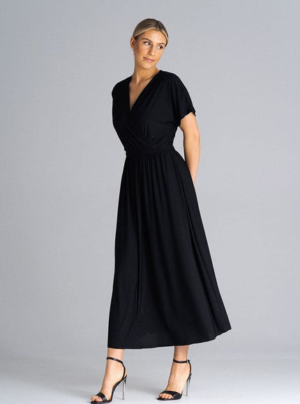 Robe soirée noire midi droite avec manches courtes, idéale pour cocktail ou événements élégants.