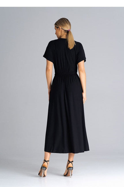 Robe de soirée noire midi droite avec manches courtes pour une tenue élégante et sobre.