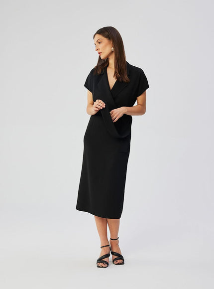 Robe de soirée chic noire midi moulante avec manches courtes, idéale pour un cocktail ou un événement formel.