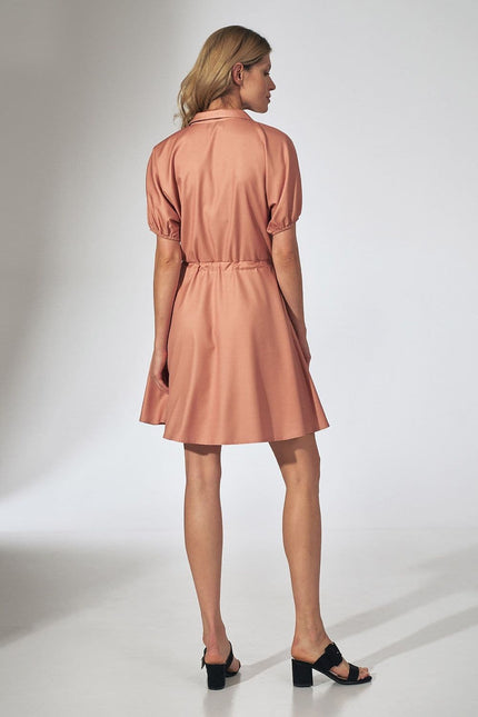 Robe terracotta casual midi à manches courtes pour un look décontracté et tendance.