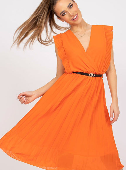 Robe soirée chic orange midi avec ceinture noire, manches volantées et col en V, parfaite pour événements élégants.