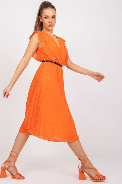 Robe soirée chic orange midi sans manches avec plis et ceinture noire pour cocktail et évènements.