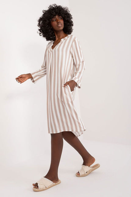 Robe casual rayée beige midi à manches longues, idéale pour un look décontracté et élégant au quotidien.