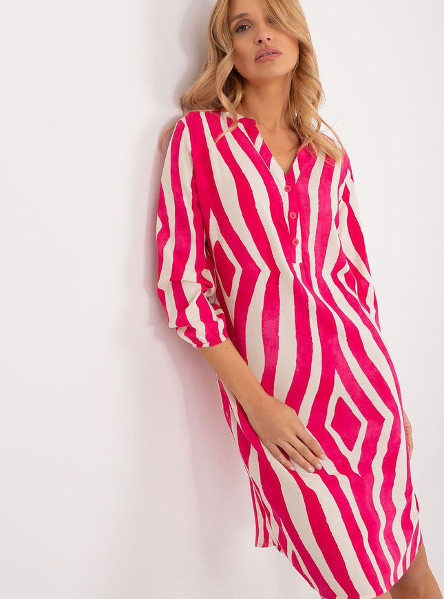 Robe chemise rayée rose midi décontractée et élégante, parfaite pour une sortie en journée ou un événement casual, manches longues et coupe droite.