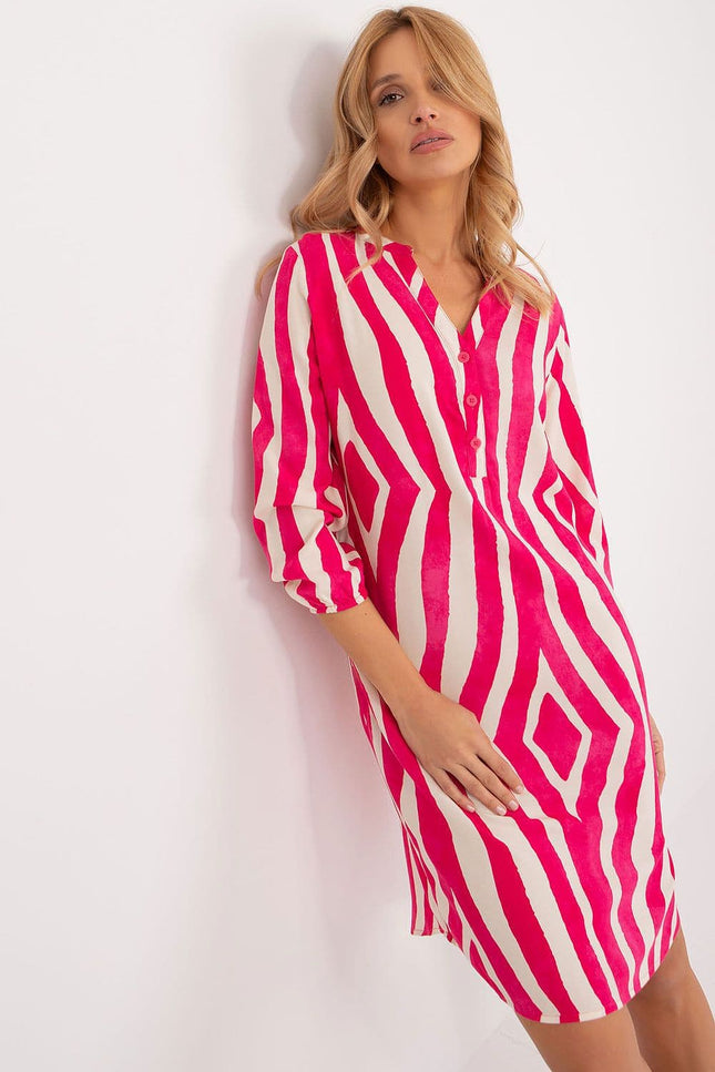 Robe chemise rayée rose midi décontractée et élégante, parfaite pour une sortie en journée ou un événement casual, manches longues et coupe droite.