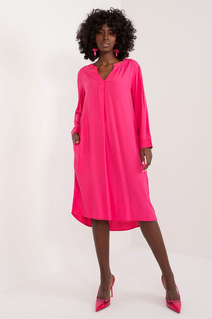 Robe rose midi décontractée à manches longues pour une allure casual chic, idéale pour les sorties quotidiennes ou les événements simples.