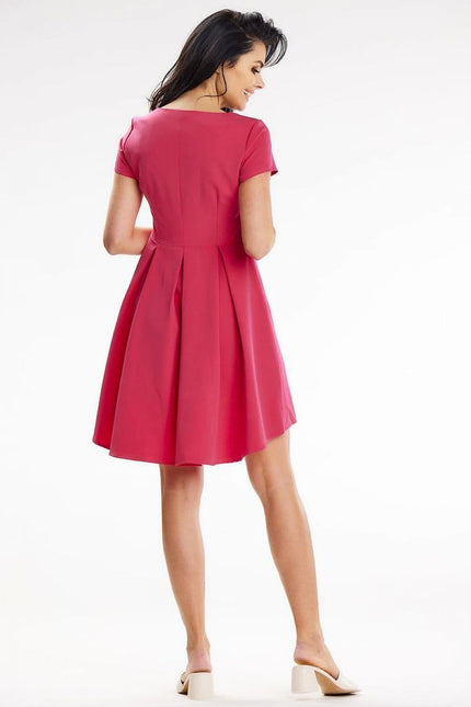 Robe rose courte chic pour soirée avec manches courtes et silhouette trapèze, parfaite pour un cocktail ou un événement festif.