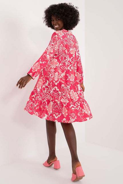 Robe d'été chic rose midi moulante avec manches longues idéale pour les soirées ou les événements casual.