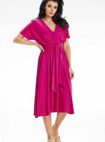 Robe rose midi chic pour soirée, manches courtes et trapèze, idéale pour cocktail ou événement élégant.