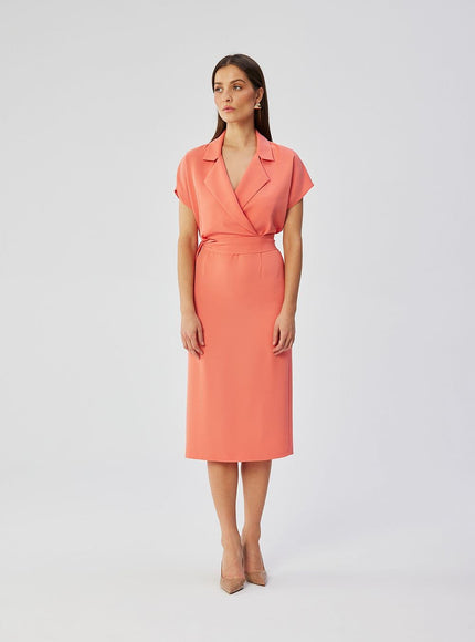 Robe cocktail rose midi droite sans manches pour soirée élégante et féminine.