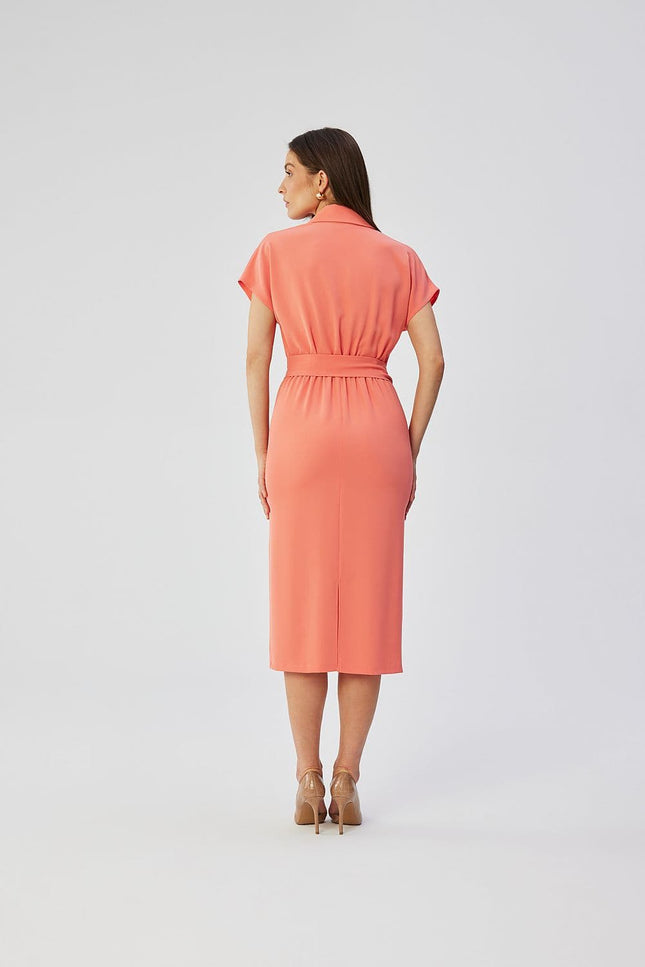 Robe cocktail rose midi droite avec manches courtes pour une silhouette élégante et moderne, parfaite pour des événements spéciaux.