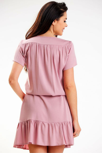 Robe rose casual courte à manches courtes et volants, idéale pour un look quotidien élégant et confortable.