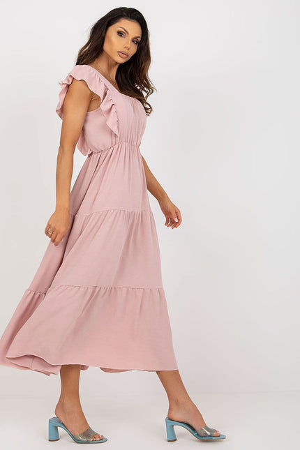 Robe rose midi casual évasée avec manches courtes et détails volantés, parfaite pour une allure décontractée et féminine.