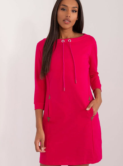 Robe casual rouge courte avec manches longues, idéale pour une tenue décontractée quotidienne ou pour une sortie simple.