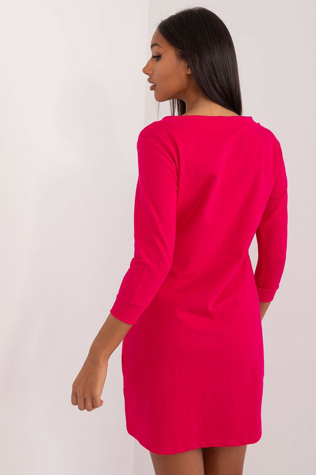 Robe casual rouge courte à manches longues, idéale pour une tenue décontractée ou une sortie quotidienne.