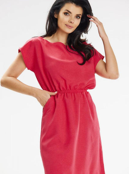 Robe rouge casual midi sans manches, idéale pour une allure décontractée et moderne, avec une coupe confortable et élégante.