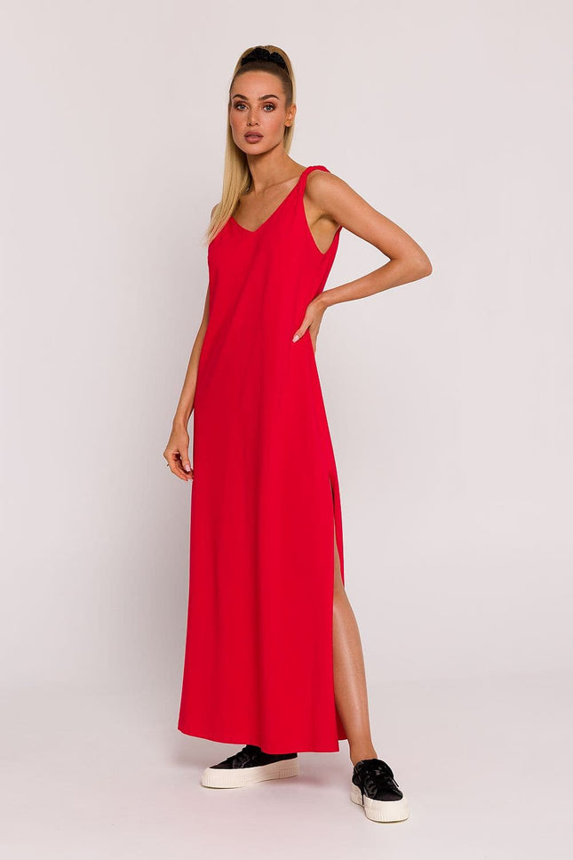 Robe rouge midi droite sans manches pour soirée, idéale pour un look chic et épuré.