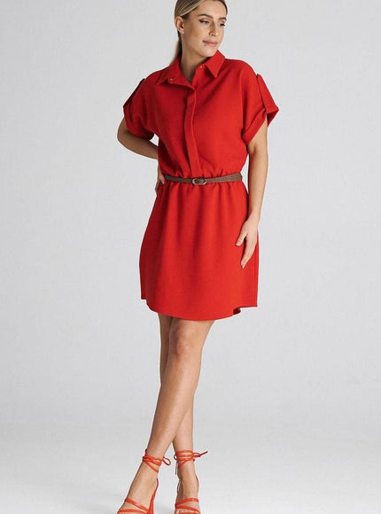 Robe rouge casual courte à manches courtes et col chemise, idéale pour un style quotidien et décontracté, facile à accessoiriser.