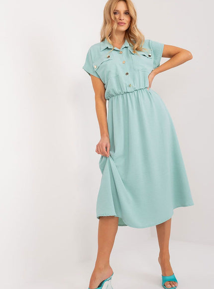 Robe vert sauge midi casual avec manches courtes et col chemise pour une allure décontractée et chic.