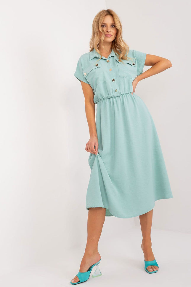 Robe vert sauge midi casual avec manches courtes et col chemise pour une allure décontractée et chic.