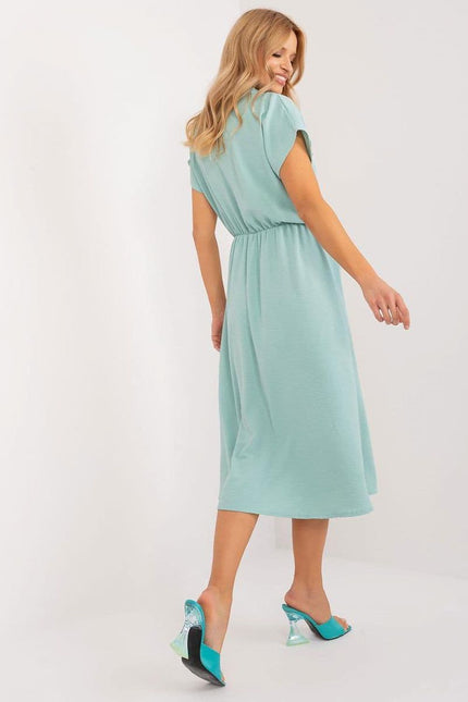 Robe vert sauge midi casual avec manches courtes pour femme, idéale pour un style décontracté quotidien.