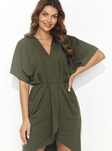 Robe verte chic midi avec décolleté, manches courtes et silhouette droite, idéale pour cocktail ou soirée.