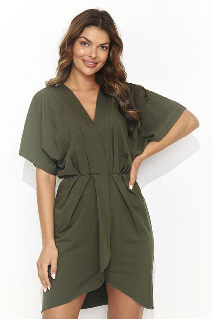 Robe verte chic midi avec décolleté, manches courtes et silhouette droite, idéale pour cocktail ou soirée.